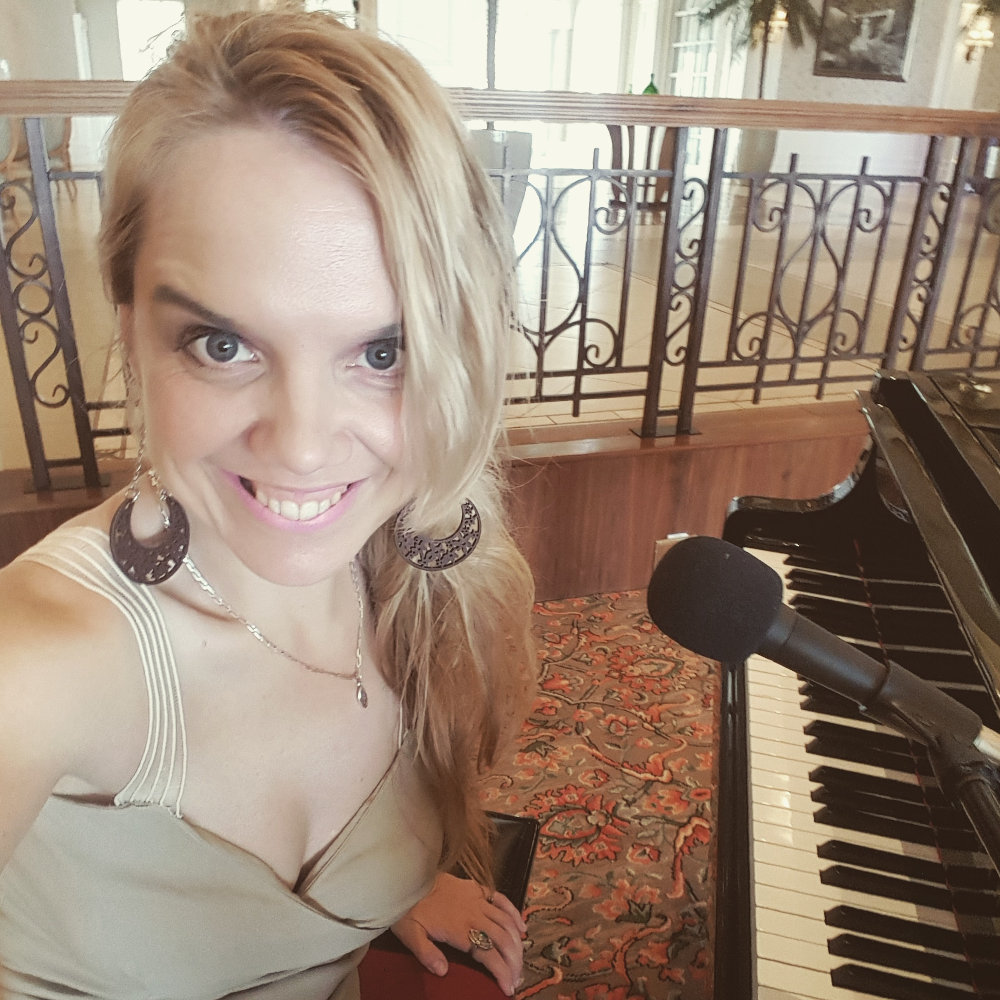 Lyndi Scott - Pianist